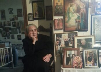 Συνήθιζα να πηγαίνω με μια φίλη μου την Ελένη στην Γερόνισσα Γαλακτία. Για τρεις μήνες έκανε στην Ελένη την ίδια κίνηση.