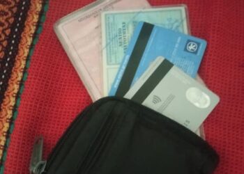 Χθές το βράδυ έχασα το πορτοφόλι με τη ΤΑΥΤΌΤΗΤΑ (την παλιά). Έτρεμα στην ιδέα να τη χάσω και να μην χρειαστεί να βγάλω την καινούργια.