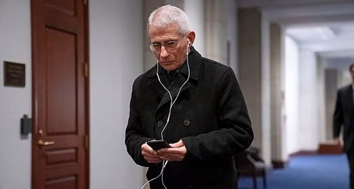 Το FBI εντόπισε σκληρούς δίσκους και ανέκτησε το κινητό του Anthony Fauci
