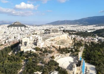 Περιήγηση στον «ιερό βράχο» των Αθηναίων (βίντεο)