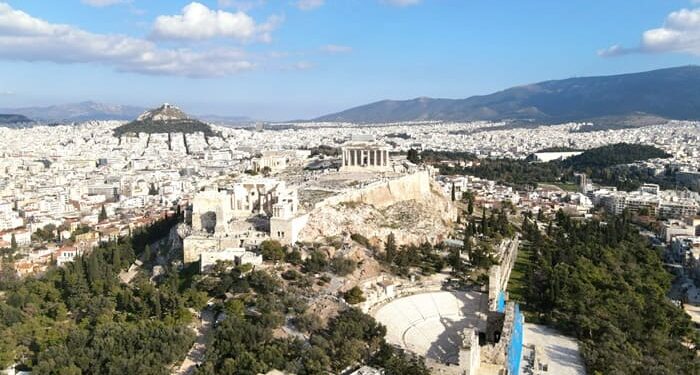 Περιήγηση στον «ιερό βράχο» των Αθηναίων (βίντεο)