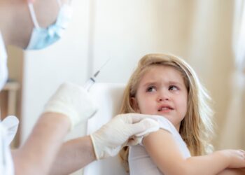 Πάνω από τους μισούς Καναδούς γονείς ανησυχούν για την ασφάλεια των εμβολίων μετά την COVID