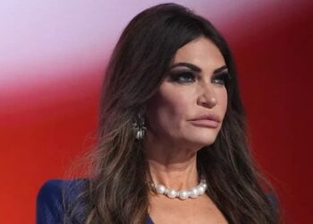 Κάτι συμβαίνει με την Kimberly – Η νέα πρέσβειρα θα ζητήσει συνάντηση με Καρυστιανού, θέλει να μάθει για τα Τέμπη