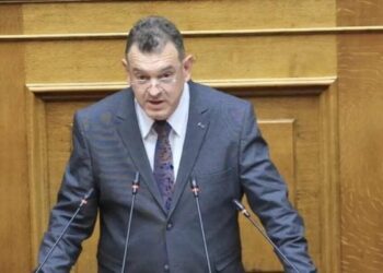 Βόμβες Παπαδόπουλου στη Βουλή για Κασιδιάρη: Αφήνετε έναν νέο άνθρωπο να σαπίζει στη φυλακή για να αλωνίζουν τα δεκανίκια σας