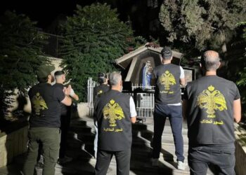 Συγκλονιστική εικόνα: Ρωμιοί με τον Δικέφαλο περιφρουρούν την εκκλησία στην καρδιά της Δαμασκού