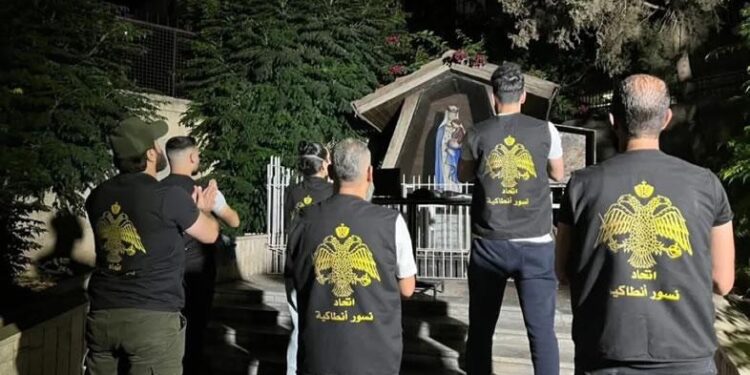 Συγκλονιστική εικόνα: Ρωμιοί με τον Δικέφαλο περιφρουρούν την εκκλησία στην καρδιά της Δαμασκού