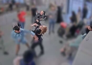 Μάντσεστερ: Πακιστανοί ξυλοκοπούν άγρια γυναίκα αστυνομικό – Σε κατάσταση σοκ η κοπέλα