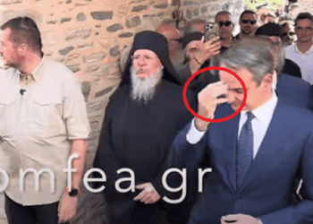 Ο ανάποδος σταυρός του Κυριάκου Μητσοτάκη