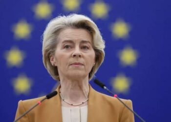 Στην γκιλοτίνα η Von der Leyen – Πρόταση μομφής για τα εμβόλια της Covid – Medvedev: Απάτη μεγατόνων από την τοξική γριά