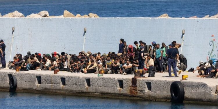 Ο Θεός να βάλει το χέρι του γιατί κυβέρνηση δεν υπάρχει – 15.000 Πακιστανοί στην Κρήτη – Όλοι άνδρες, σε στρατεύσιμη ηλικία