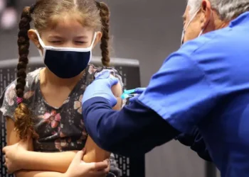 Κορυφαίος Επιδημιολόγος Εκπέμπει Συναγερμό για τη Θανατηφόρα “Τριπλή Απειλή mRNA”