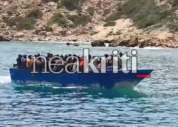 «Βουλιάζει» η Δυτική Κρήτη από νέες αφίξεις μεταναστών – 520 άτομα διασώθηκαν και μετεπιβιβάζονται στα Σφακιά