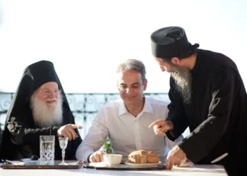 ΑΓΙΟΡΙΤΗΣ ΕΣΚΥΨΕ ΚΑΙ ΦΙΛΗΣΕ ΤΟ ΧΕΡΙ ΤΟΥ ΣΟΔΟΜΙΣΤΗ ΜΗΤΣΟΤΑΚΗ