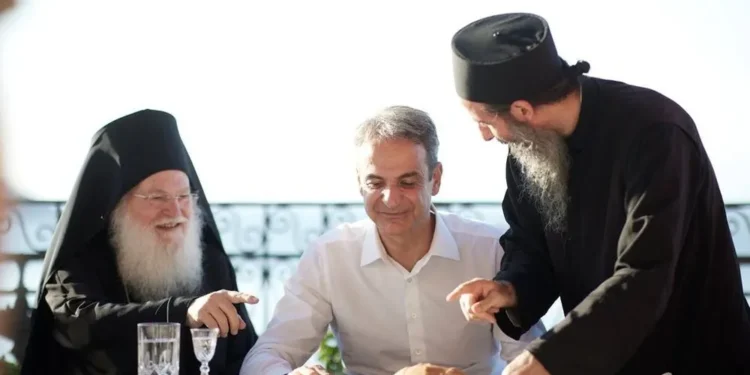 ΑΓΙΟΡΙΤΗΣ ΕΣΚΥΨΕ ΚΑΙ ΦΙΛΗΣΕ ΤΟ ΧΕΡΙ ΤΟΥ ΣΟΔΟΜΙΣΤΗ ΜΗΤΣΟΤΑΚΗ