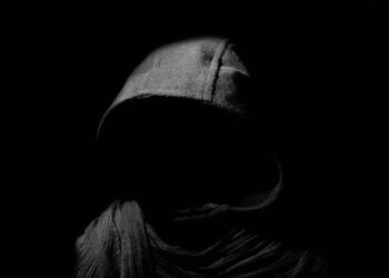 Η φωνή που άκουγε σε όλη του την ζωή… Μια τρομακτική παλιά ιστορία