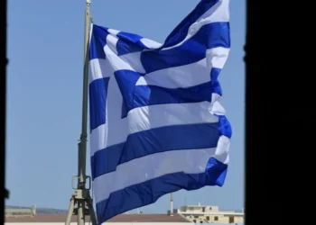 Αίσχος στην Κομοτηνή! Αλλοδαπός κατέβασε την ελληνική σημαία από δημόσιο κτήριο και την έκαψε
