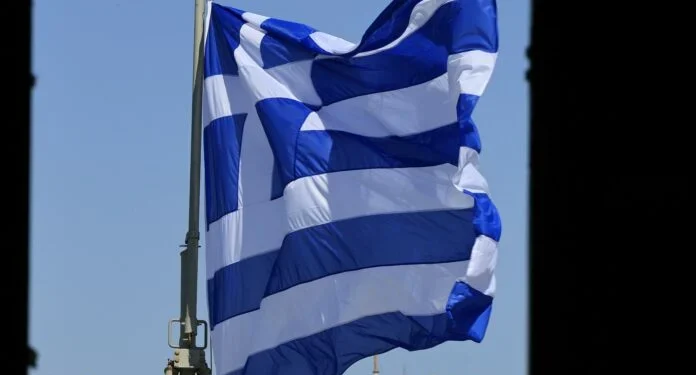 Αίσχος στην Κομοτηνή! Αλλοδαπός κατέβασε την ελληνική σημαία από δημόσιο κτήριο και την έκαψε