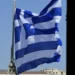 Αίσχος στην Κομοτηνή! Αλλοδαπός κατέβασε την ελληνική σημαία από δημόσιο κτήριο και την έκαψε