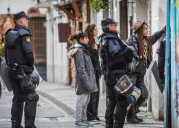 Στην Ισπανία ομάδες ντόπιων και μετανάστες μπουκάρουν και καταλαμβάνουν σπίτια των Ισπανών κατοίκων (Βίντεο)