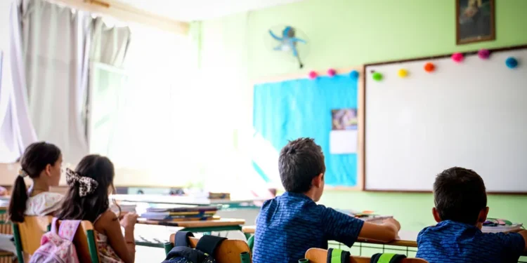 ΘΑ ΦΡΙΞΕΤΕ!!! Μαρτυρία παιδιού για το τι τους διδάσκουν στο σχολείο, λέγοντας τους μάλιστα να κρατήσουν κρυφά όσα ακούνε από τους γονείς τους