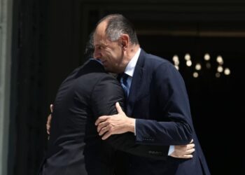 Εθνική ντροπή: Αγκαλιά Γεραπετρίτη με τζιχαντιστή της al-Qaeda – Η Ελλάδα σκύβει το κεφάλι στους μακελάρηδες των Χριστιανών