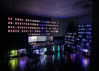 Phone farms… η ντροπή της ψηφιακής εποχής, ένας ελεεινός τρόπος να εξαπατάς το κοινό και να δηλητηριάζεις την αλήθεια.