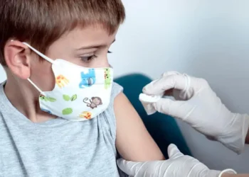 Επιτέλους Δικαίωση των Ψεκ!: Ο Κένεντι (FDA) Καταργεί τους Υποχρεωτικούς «Εμβολιασμούς», καθώς οι Θάνατοι Αυξάνονται