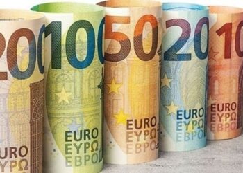 Νέοι αυστηροί κανόνες για τα μετρητά: Τι θα ισχύσει για τράπεζες και εμπόρους