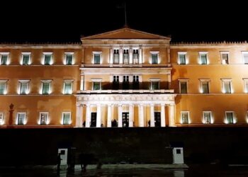 Χυδαία πρόκληση – Δίνουν 4.000 ευρώ ανά υπάλληλο για «επικίνδυνη εργασία» στη Βουλή και τίποτα στους πυροσβέστες