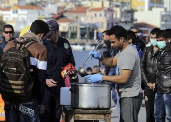 Οἱ Ἐθνικοὶ Φύλακες σιτίζουν Ἕλληνες – Τὸ Κράτος τοὺς λαθρομετανάστες