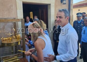 Μπέρδεψε την εκκλησία με την… παραλία η «υπερκομψη»! Με σανδάλι και μαντήλι η Μαρέβα στη λειτουργία του Δεκαπενταύγουστου