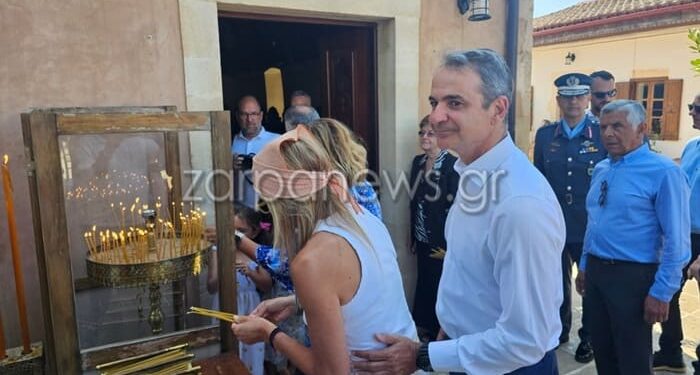 Μπέρδεψε την εκκλησία με την… παραλία η «υπερκομψη»! Με σανδάλι και μαντήλι η Μαρέβα στη λειτουργία του Δεκαπενταύγουστου