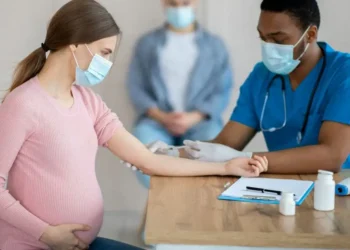 Νοσοκόμα Καταγγέλλει την Απόκρυψη της αύξησης κατά 5.000% των Εμβρυϊκών θανάτων που Προκλήθηκαν από τα «εμβόλια» κατά Covid