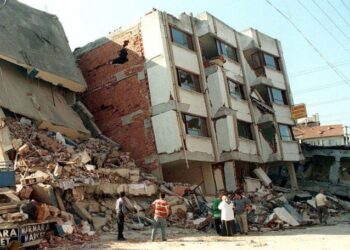 17 ΑΥΓΟΥΣΤΟΥ 1999: ΤΡΟΜΕΡΟΣ ΣΕΙΣΜΟΣ ΣΤΗΝ ΤΟΥΡΚΙΑ ΑΠΕΤΡΕΨΕ ΤΑ ΣΧΕΔΙΑ ΤΗΣ ΓΙΑ ΕΠΙΘΕΣΗ ΣΤΗΝ ΕΛΛΑΔΑ. “ΕΠΑΝΑΛΗΨΙΣ ΜΗΤΗΡ ΠΑΣΗΣ ΜΑΘΗΣΕΩΣ”