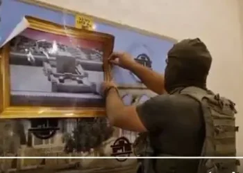 Αφισοκόλληση του Τρίτου Ναού από Ισραηλινούς στρατιώτες! ΤΟΝ ΦΕΡΝΟΥΝ..
