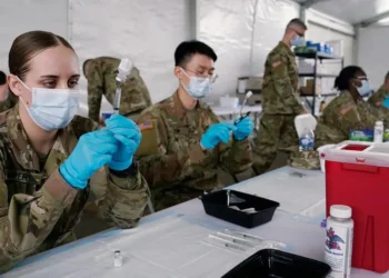 Έγγραφα Αποκαλύπτουν ότι το Πεντάγωνο Προωθεί Κρυφά την Ανάπτυξη Αμφιλεγόμενου “Αυτοδιαδιδόμενου Εμβολίου”