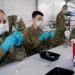 Έγγραφα Αποκαλύπτουν ότι το Πεντάγωνο Προωθεί Κρυφά την Ανάπτυξη Αμφιλεγόμενου “Αυτοδιαδιδόμενου Εμβολίου”
