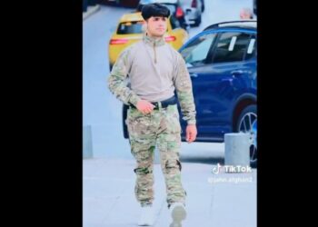 Κάτι δεν πάει καλά! Αφγανοί πρόσφυγες σουλατσάρουν στο κέντρο Αθήνας φορώντας στρατιωτικές στολές (Βίντεο)