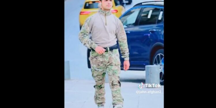Κάτι δεν πάει καλά! Αφγανοί πρόσφυγες σουλατσάρουν στο κέντρο Αθήνας φορώντας στρατιωτικές στολές (Βίντεο)