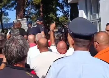 Σέρρες: «Θερμή» υποδοχή από αγρότες και κτηνοτρόφους στον υφυπουργό Αγροτικής Ανάπτυξης – Πέταξαν νερά και καφέδες! (ΒΙΝΤΕΟ)