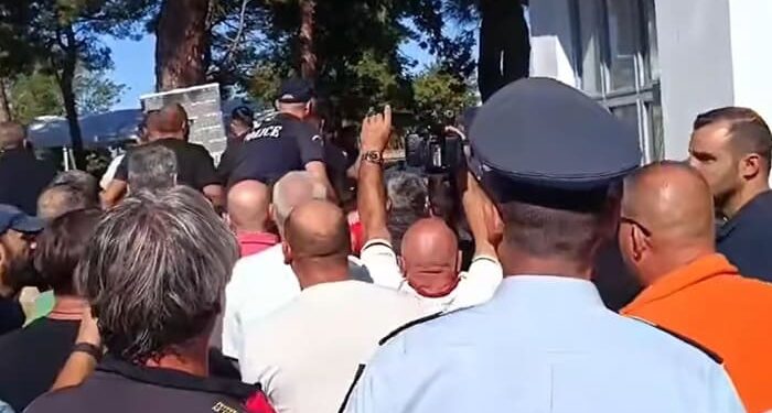 Σέρρες: «Θερμή» υποδοχή από αγρότες και κτηνοτρόφους στον υφυπουργό Αγροτικής Ανάπτυξης – Πέταξαν νερά και καφέδες! (ΒΙΝΤΕΟ)