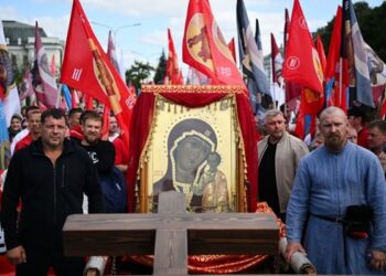 ΔΕΙΤΕ Μυριάδες Ρώσους να Παρελαύνουν σε Oρθόδοξη Xριστιανική Λιτανεία στη Μόσχα (ΦΩΤΟΓΡΑΦΙΕΣ)