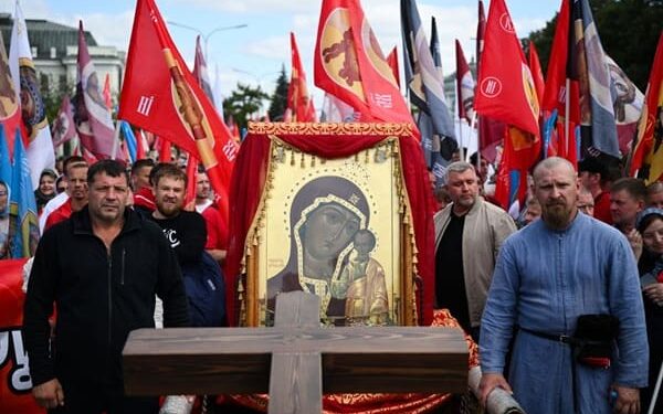 ΔΕΙΤΕ Μυριάδες Ρώσους να Παρελαύνουν σε Oρθόδοξη Xριστιανική Λιτανεία στη Μόσχα (ΦΩΤΟΓΡΑΦΙΕΣ)