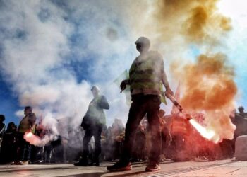 Ξέσπασε κύμα οργής στη Γαλλία – Το Κίνημα «Μπλοκάρετε τα πάντα» καταπίνει τον Macron – Φωτιές και οδοφράγματα σε όλη τη χώρα