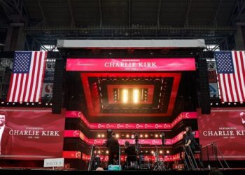 Τσάρλι Κερκ: Επιμνημόσυνη δέηση με κεντρικό ομιλητή τον Τραμπ – Κατάμεστο το State Farm Stadium