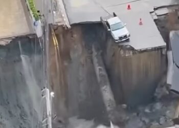 Ταϊλάνδη: Άνοιξε η Γη & Κατάπιε έναν Ολόκληρο Δρόμο μέσα σε μια Τεράστια Καταβόθρα (ΒΙΝΤΕΟ)