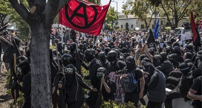 Τραμπ: Τρομοκρατική οργάνωση το κίνημα «Antifa»