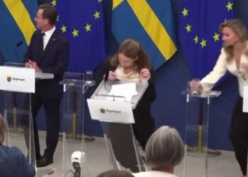Πέφτουν σαν τις μύγες… Kατέρρευσε ζωντανά στην πρώτη της συνέντευξη Τύπου η υπουργός Υγείας της Σουηδίας ΒΙΝΤΕΟ
