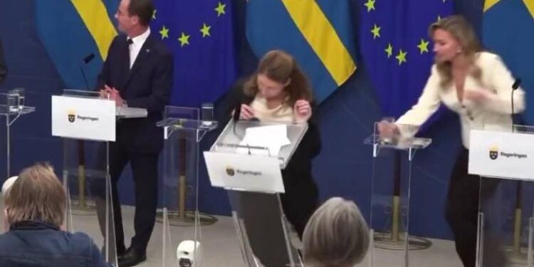 Πέφτουν σαν τις μύγες… Kατέρρευσε ζωντανά στην πρώτη της συνέντευξη Τύπου η υπουργός Υγείας της Σουηδίας ΒΙΝΤΕΟ
