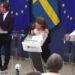 Πέφτουν σαν τις μύγες… Kατέρρευσε ζωντανά στην πρώτη της συνέντευξη Τύπου η υπουργός Υγείας της Σουηδίας ΒΙΝΤΕΟ